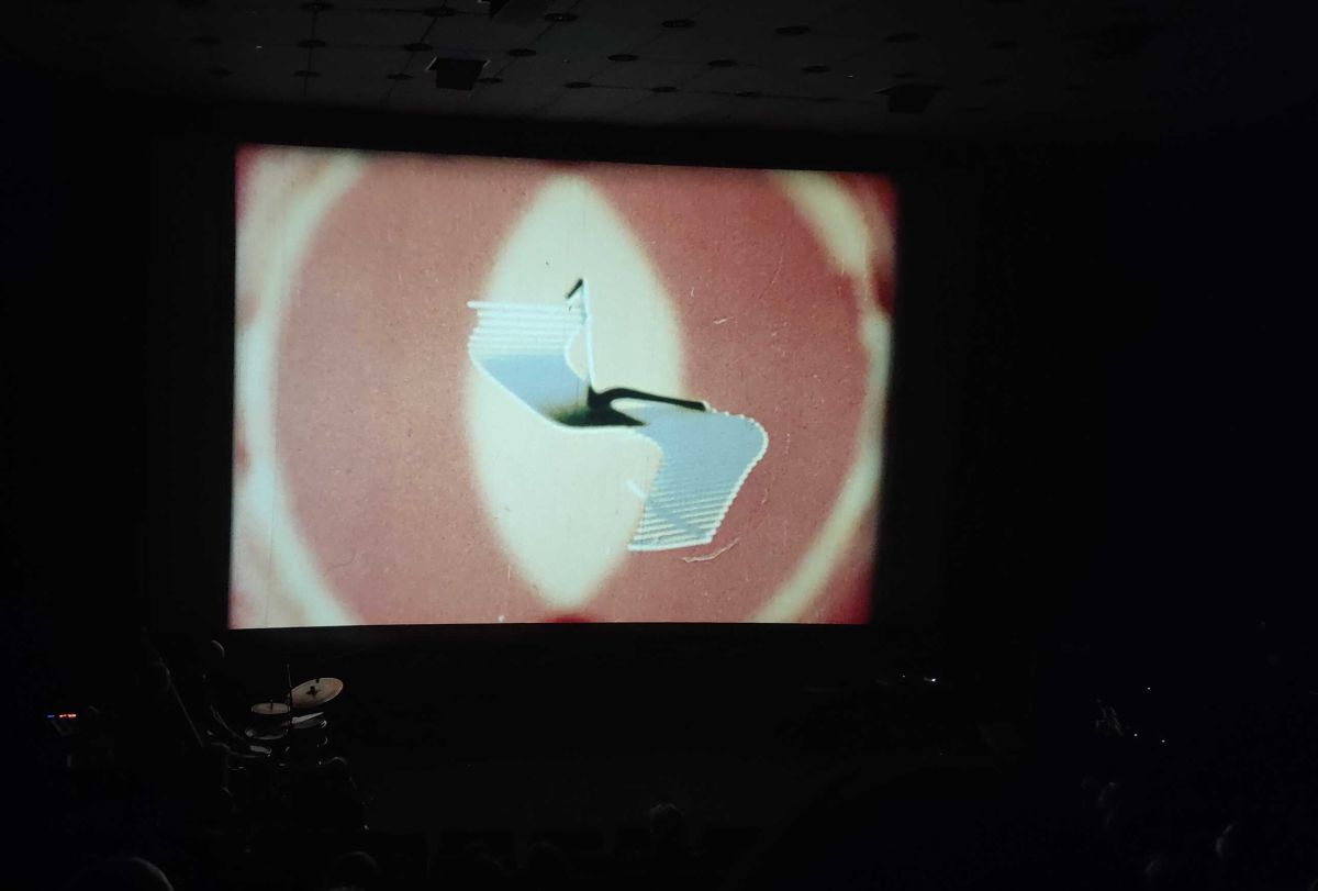 Loud Silents: Superposition kohtasi Mary Ellen Buten visualisaatiot Kino Reginassa
